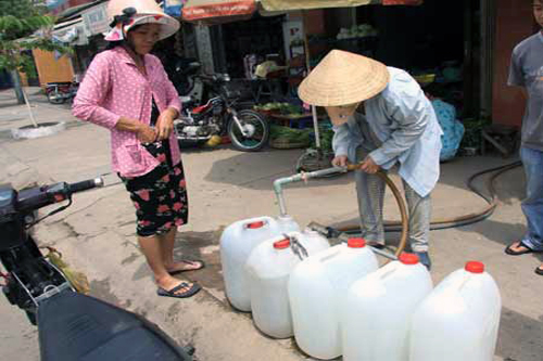 Người Sài Gòn đối diện với nguy cơ thiếu nước. Ảnh: K.C
