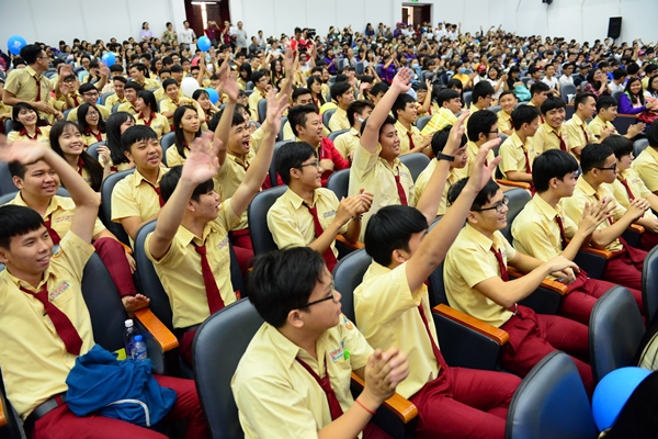 Hàng ngàn học sinh tham dự lễ khai mạc ngày hội tư vấn tuyển sinh tại Trường ĐH Bách Khoa (ĐHQG TP.HCM) sáng 28/2 - Ảnh: Quang Định.