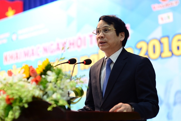 Thứ trưởng Bộ GD&ĐT Phạm Mạnh Hùng phát biểu tại lễ khai mạc tại ngày hội tư vấn tuyển sinh sáng 28/2 - Ảnh: Quang Định
