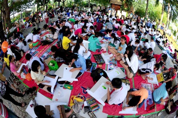 Học sinh thành phố hào hứng với hoạt động thi vẽ áo dài trên giấy từ mùa lễ hội trước. Ảnh: BTC cung cấp 