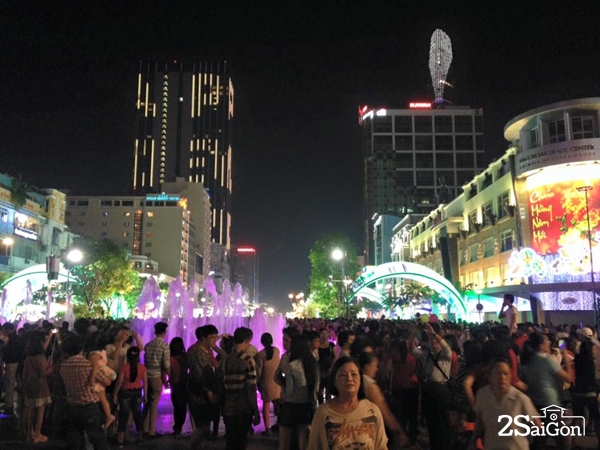 Phố đi bộ Nguyễn Huệ - điểm vui chơi giải trí mới của người Sài Gòn.