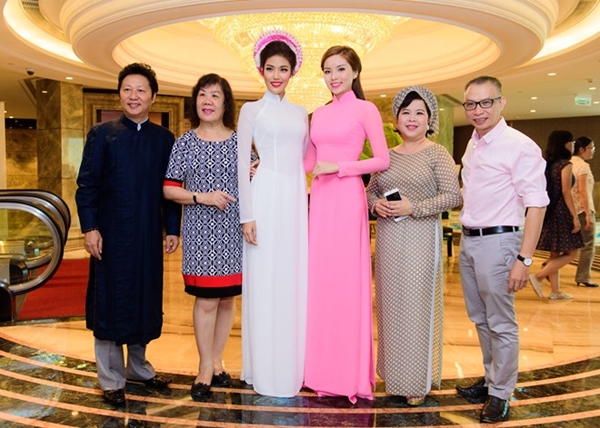 Hai người đẹp hội ngộ cùng các thành viên giám khảo trong cuộc thi Duyên dáng áo dài như nhà thiết kế Sỹ Hoàng (ngoài cùng bên trái), nhiếp ảnh Phạm Hoài Nam (ngoài cùng bên phải).