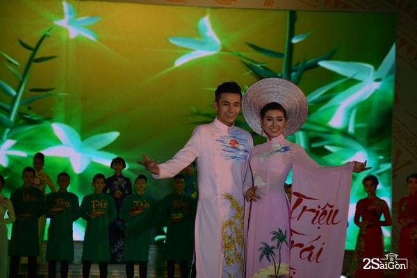 Những thí sinh trình diễn áo dài Việt.