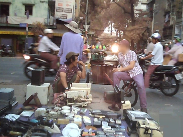 Khu chợ trời huyên náo, tấp nập người mua kẻ bán ở Sài Gòn - Ảnh: Trác Rin