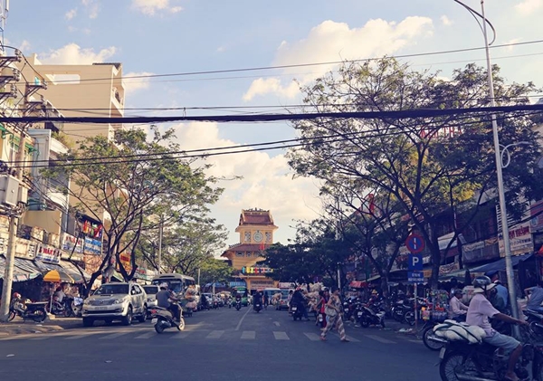 Con đường Nguyễn Hữu Thận phía trước chợ Bình Tây và Bến xe Chợ Lớn rất đỗi quen thuộc của người Sài Gòn cũng như du khách khi đi tham quan chợ có chiều dài 95m. 