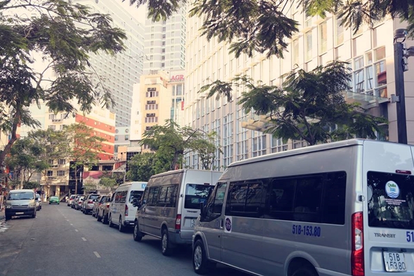 Con đường Phan Văn Đạt  (103m) nhỏ nhưng rất lâu đời nằm ngay góc công trường Mê Linh, và chân tòa tháp Vietcombank Tower mới xây xong gần đây. 