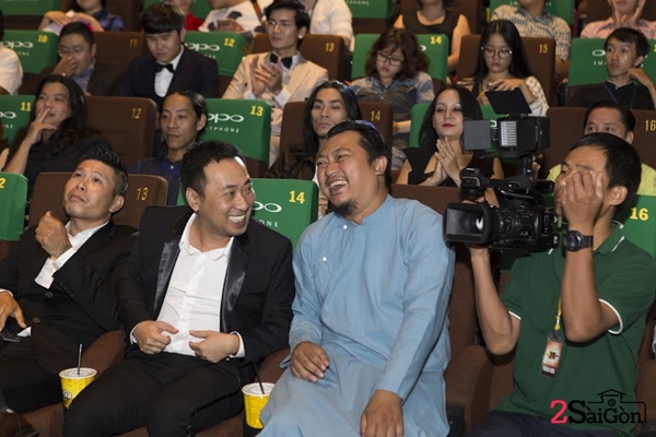 Giám khảo, đạo diễn Nguyễn Quang Dũng trao đổi với đạo diễn Phan Gia Nhật Linh.