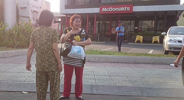 Chị Nguyễn Thị Phương ôm cổ khóc nức nở khi bị hai tên cướp giật dây chuyền và túi xách trên đường ra sân bay về quê. 