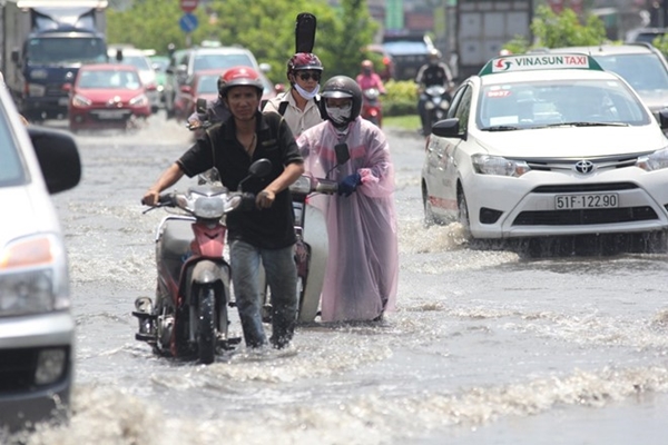 Người dân TP rất mong lãnh đạo TP có phương án hiệu quả chống ngập nước khi mùa mưa đang đến rất gần. Ảnh: Hoàng Bình.