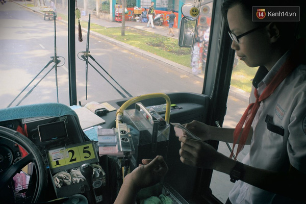 Trước đây chú Thọ từng bị căng thẳng trong công việc nên hay cáu gắt với hành khách, nhưng rồi chú cũng đã học được cách cân bằng cảm xúc của chính mình và giờ thì chú đã trở thành tài xế xe bus thân thiện nhất với sinh viên Sài Gòn.