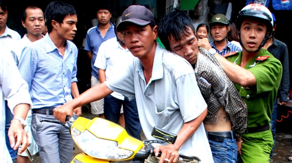 Tên cướp táo tợn trên đường phố Sài Gòn đã bị công an và người dân bắt giữ - Ảnh: Tư liệu Tuổi Trẻ.