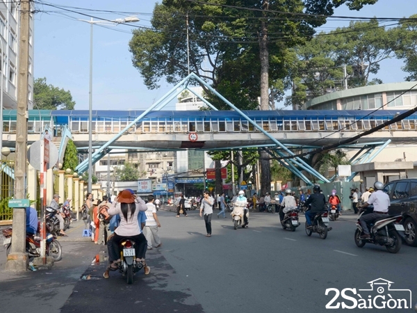 Cầu vượt trên đường Cống Quỳnh trước Bệnh viện Từ Dũ không có lối lên xuống thuận tiện - Ảnh: Thanh Niên.