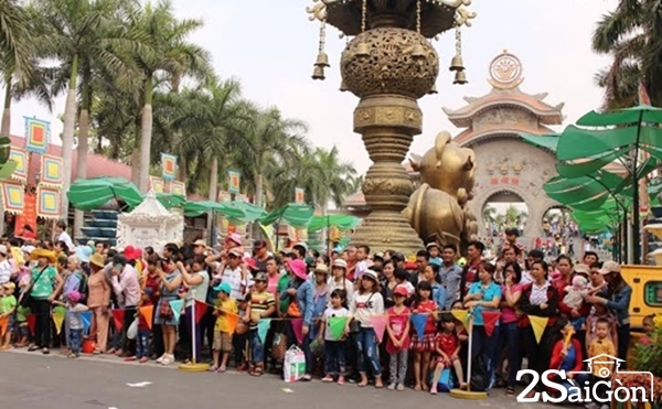 Hàng ngàn người dân đã đổ về Khu Tưởng niệm các vua Hùng thuộc Công viên Lịch sử - Văn hóa dân tộc (phường Long Bình, quận 9), Suối Tiên, Đầm Sen. 