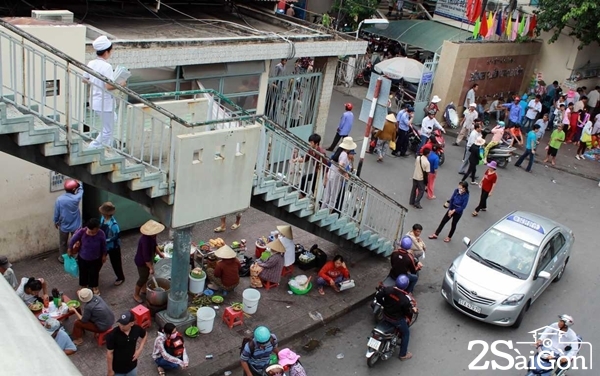Hàng ăn bày bán dưới chân cầu trước cổng Bệnh viện Ung Bướu, Bình Thạnh. Ảnh: Petrotimes. 