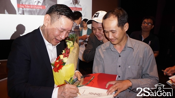Ông Đỗ Duy Thái, Tổng giám đốc công ty Thép Việt, bạn cố Tiến sĩ Alan Phan ký tặng sách độc giả.