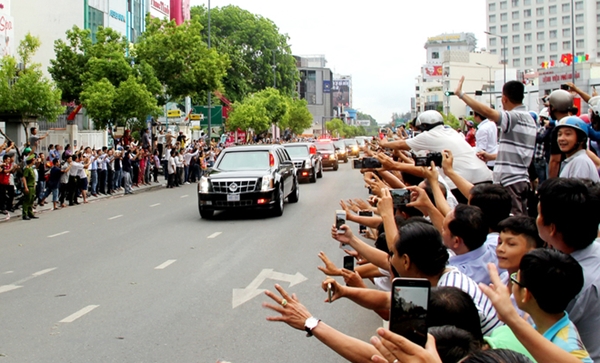 Trong buổi chiều ở TP.HCM, những nơi Tổng thống Obama đi qua đều nhận được sự chào đón nồng nhiệt của người dân.