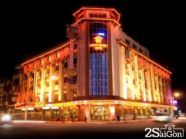 Nhà hàng khách sạn Đồng Khánh tọa lạc tại Chợ Lớn. Thương hiệu Đồng Khánh đã nổi tiếng trên 50 năm với tiêu chuẩn 3 sao là sự kết hợp hoàn hảo giữa nét đặc sắc Trung Hoa và thiết kế tinh tế của Việt Nam.
