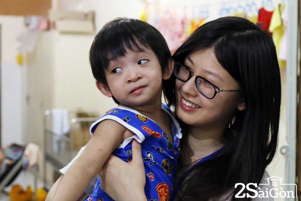 Tình nguyện viên người Trung Quốc thường xuyên đến phụ bảo mẫu để chăm sóc các em. 