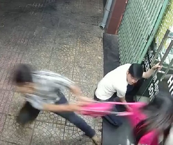 Một phụ nữ bị cướp giật phăng túi xách ngay cửa nhà. Ảnh: Một Thế Giới