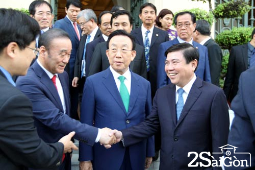 Chủ tịch UBND TP HCM Nguyễn Thành Phong với ông Kim Kwan Yong cùng các đại biểu Ảnh: TTXVN 
