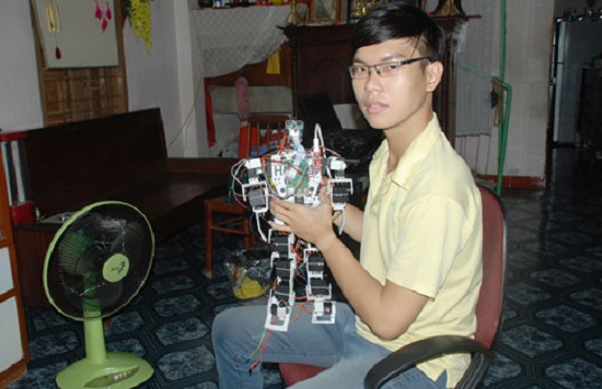 Robot là niềm động lực giúp Nguyễn Hải Đăng vực dậy tinh thần chống lại bệnh tật hoàn thành tốt luận văn tốt nghiệp đại học. ẢNH: AN HUY
