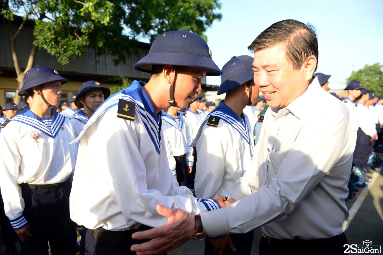 Ông Nguyễn Thành Phong - chủ tịch UBND TP.HCM động viên tinh thần các tân binh trong lễ giao nhận quân tại quận 9 sáng 16-2 - Ảnh: DUYÊN PHAN 