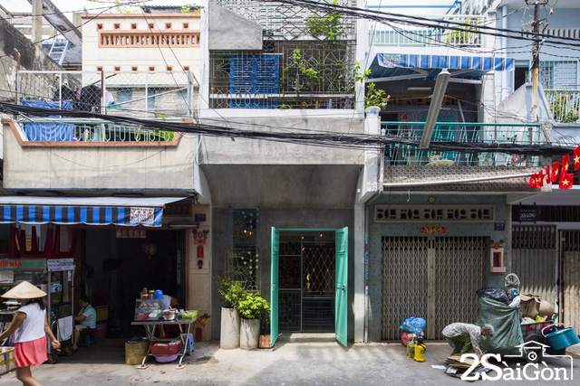Ngôi nhà nằm trong 1 con hẻm ở tp Hồ Chí Minh. Với đặc trưng hẹp ngang và có chiều sâu khá dài nên vấn đề về thông gió và chiếu sáng rất được quan tâm 