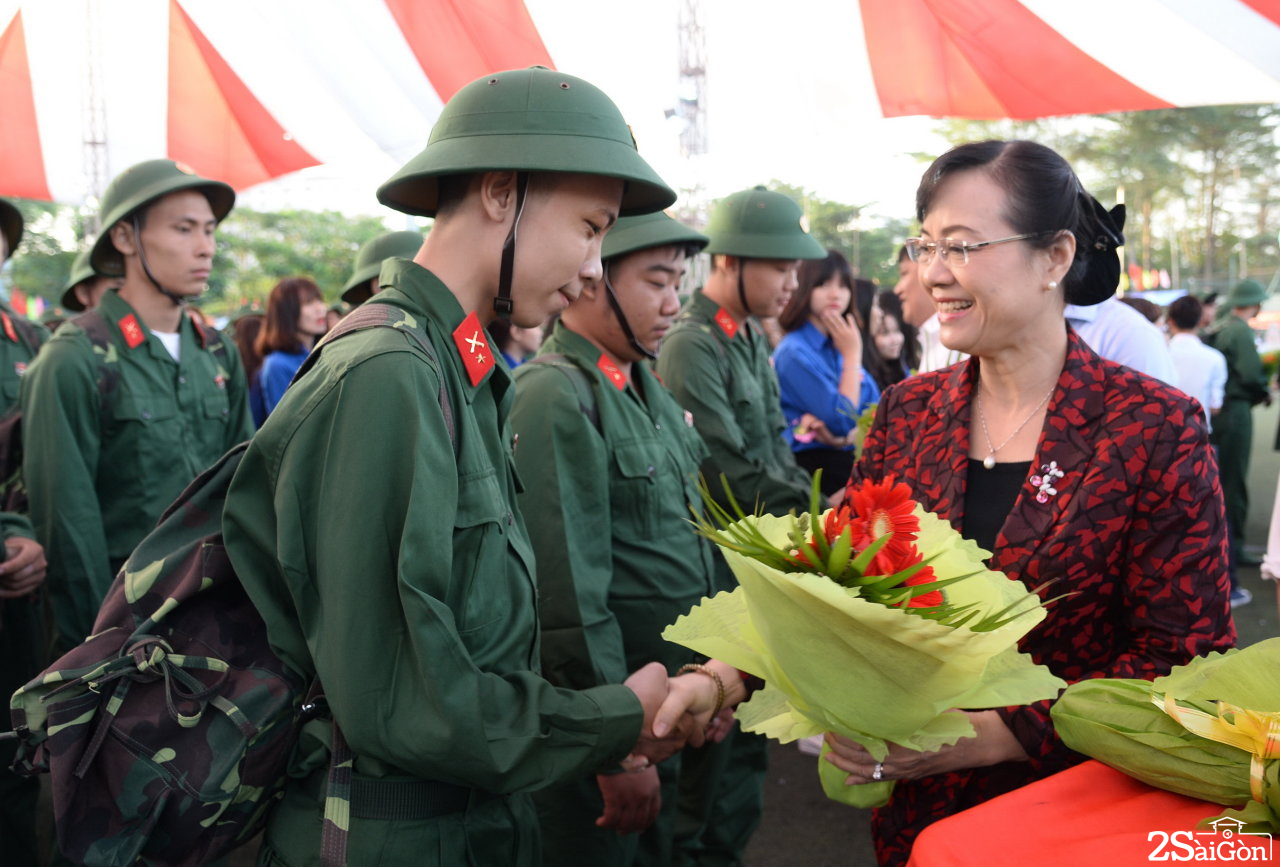 Bà Nguyễn Thị Quyết Tâm - chủ tịch HĐND TP.HCM đã thăm hỏi, động viên từng chiến sĩ trẻ lên đường làm nghĩa vụ quận sự, tham gia bảo vệ Tổ quốc -  Ảnh: TỰ TRUNG 