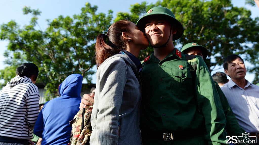 Chiến sĩ Đinh Tuấn Khôi được người yêu hôn tạm biệt trước khi lên đường nhập ngũ vào trung đoàn Gia Định - Ảnh: THUẬN THẮNG 