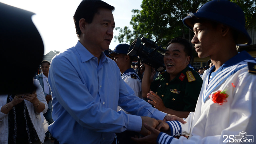 Bí thư Thành ủy TP.HCM Đinh La Thăng thăm hỏi động viên các chiến sĩ trong lễ giao quân - Ảnh: THUẬN THẮNG 