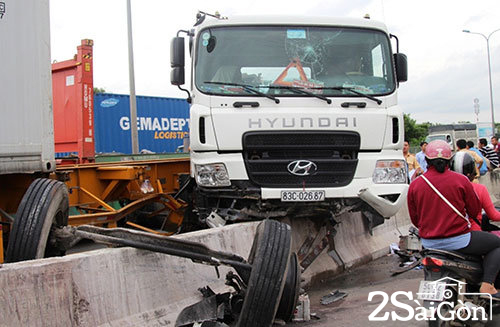 Một vụ tai nạn trên cầu Phú Mỹ khiến chiếc xe tải bị gãy trục - Ảnh: Lê Phan 