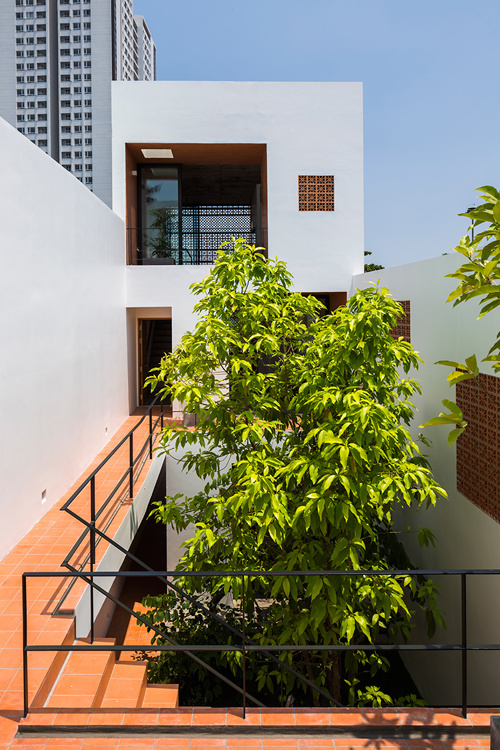 Màu xanh của cây kết hợp hài hòa với màu đỏ gạch, màu trắng của các mảng tường đem lại cảm giác thư thái, mát mẻ, phù hợp với khí hậu nắng quanh năm của Sài Gòn.
