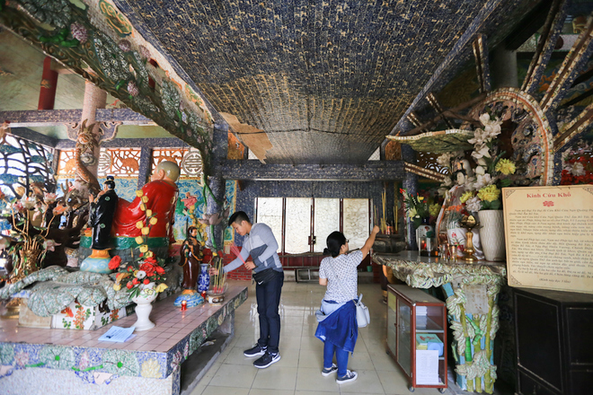 Chính giữa gian tiền điện thờ Phật Di Lặc, hai bên thờ Phật Tổ Như Lai và Địa Mẫu.