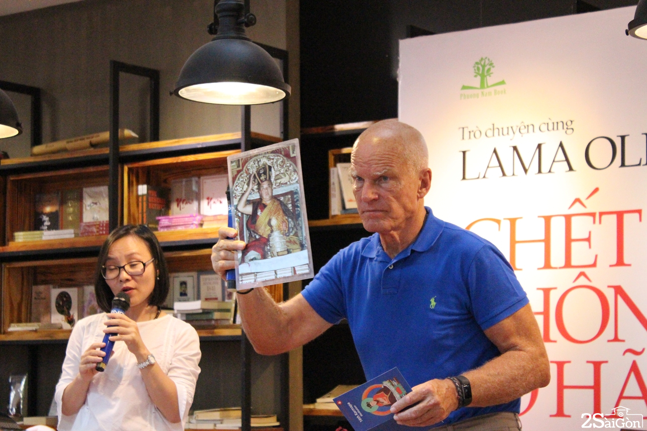 Lama Ole Nydahl giới thiệu bức ảnh Đức Karmapa thứ 16 trước khi hướng dẫn bài thiền tập cho khán giả tại chỗ.