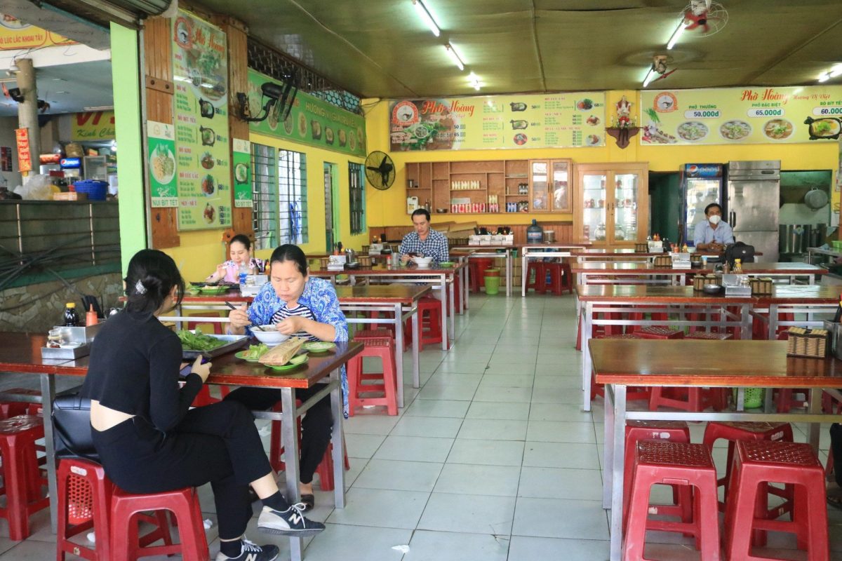 Người Sài Gòn uống cà phê, ăn sáng khi quán được bán tại chỗ sau 5 tháng: 'Vẫn ý thức 5K' - ảnh 1