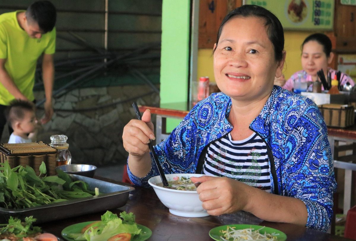Người Sài Gòn uống cà phê, ăn sáng khi quán được bán tại chỗ sau 5 tháng: 'Vẫn ý thức 5K' - ảnh 2