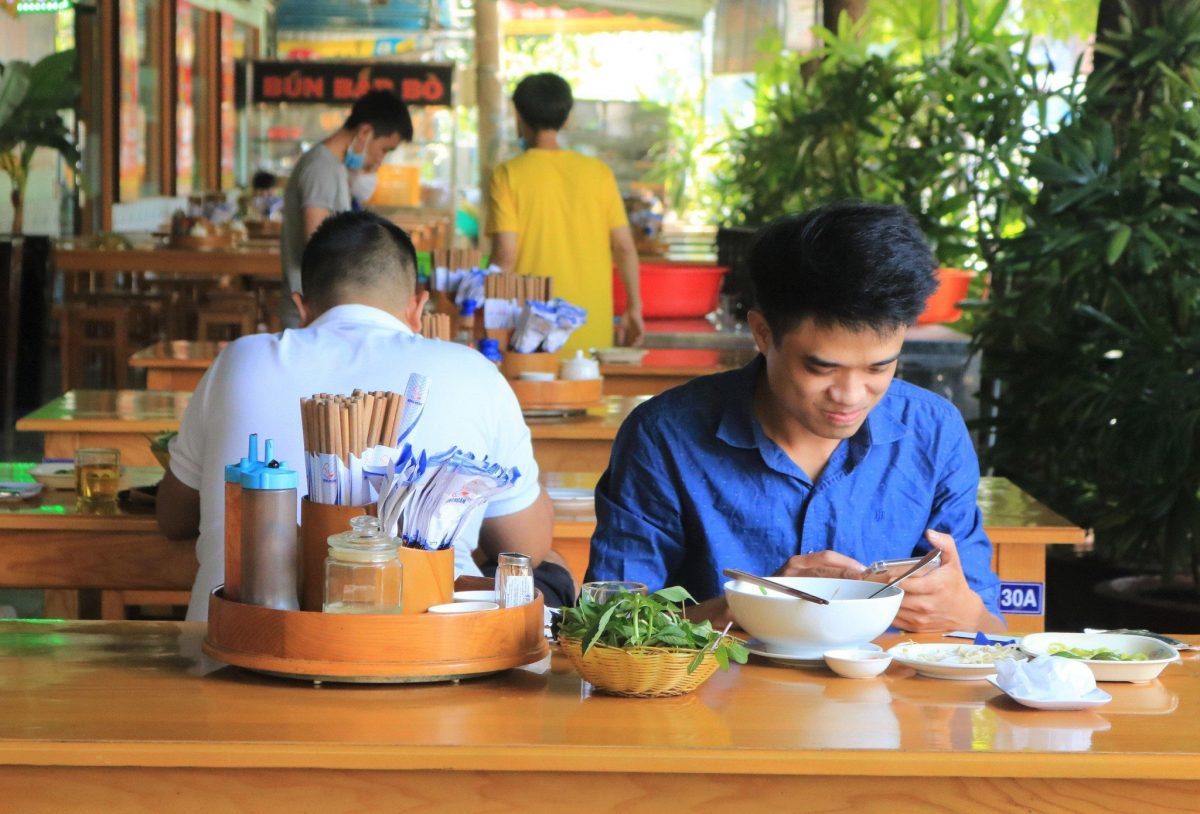 Người Sài Gòn uống cà phê, ăn sáng khi quán được bán tại chỗ sau 5 tháng: 'Vẫn ý thức 5K' - ảnh 3