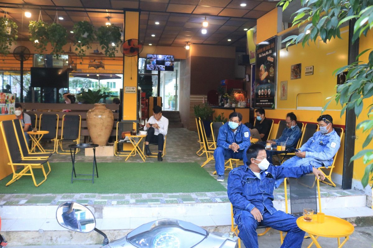 Người Sài Gòn uống cà phê, ăn sáng khi quán được bán tại chỗ sau 5 tháng: 'Vẫn ý thức 5K' - ảnh 6