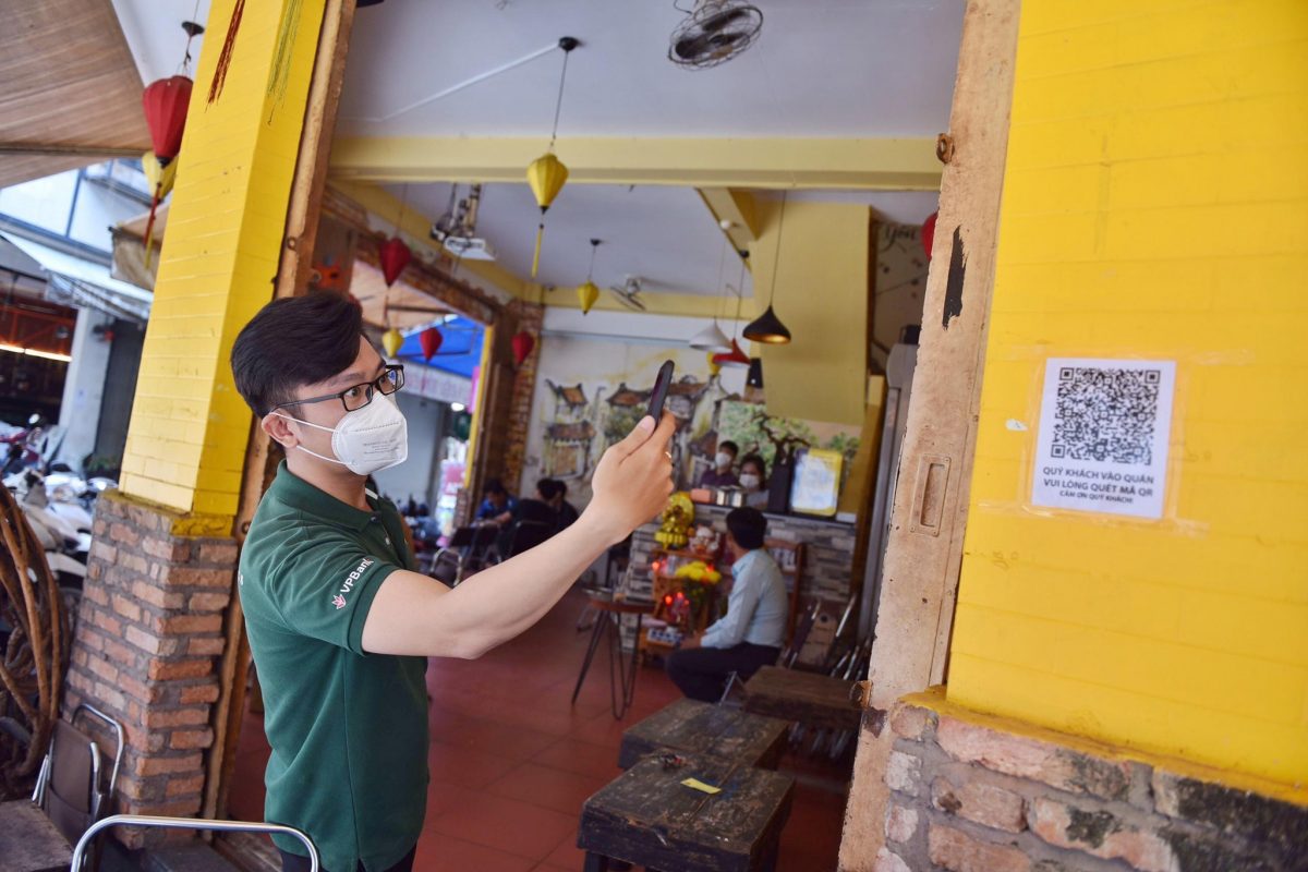 Người Sài Gòn uống cà phê, ăn sáng khi quán được bán tại chỗ sau 5 tháng: 'Vẫn ý thức 5K' - ảnh 7