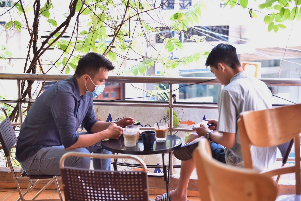 Người Sài Gòn uống cà phê, ăn sáng khi quán được bán tại chỗ sau 5 tháng: 'Vẫn ý thức 5K' - ảnh 13