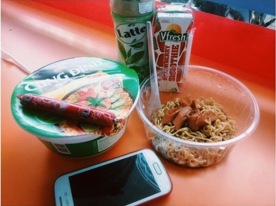 Ly mì và chai nước là món yêu thích của teen ở các cửa hàng tiện lợi (Ảnh: Instagram @phthuy)
