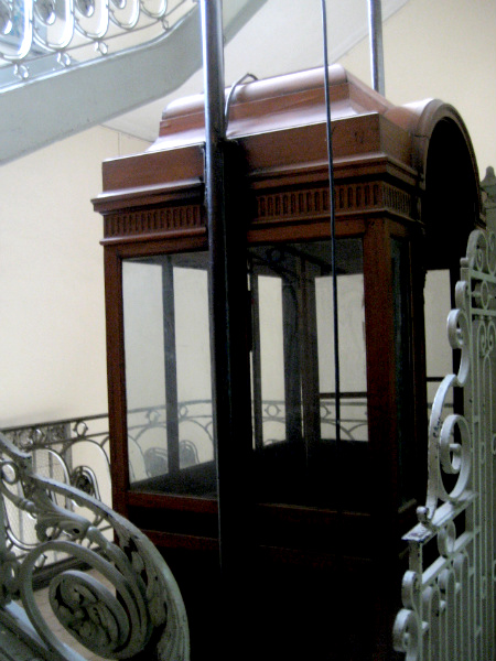 Thang máy nội bộ dành cho toà nhà 4 tầng cho thấy sự xa hoa của ngôi biệt thự.
