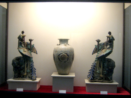 Bộ sưu tập gốm cổ được trưng bày bên trong bảo tàng.