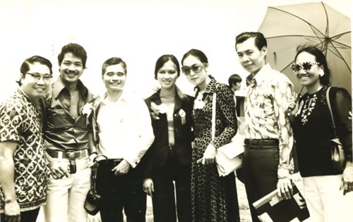 Nghệ sĩ Trần Quang (thứ hai từ trái qua) cùng các bạn bè nghệ sĩ Sài Gòn