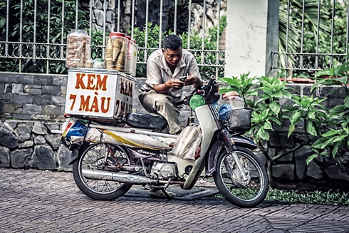 Chiếc xe máy từ lâu đã trở thành một biểu tượng rất đặc trưng của người Sài Gòn và cũng là phương tiện mưu sinh của rất nhiều người dân lao động.
