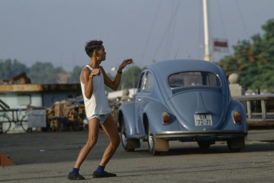 Người đàn ông tập thể dục bên chiếc xe "con bọ" trên phố.