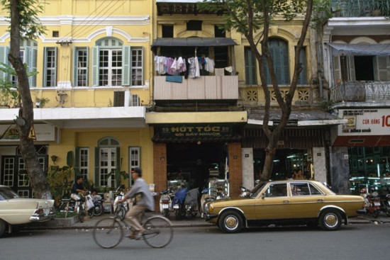  Một góc đường Đồng Khởi, quận 1. Thời kỳ này đường Đồng Khởi vẫn còn cảnh người đạp xe thong thả, quần áo phơi phóng ở mặt tiền. Hiện nay Đồng Khởi là một trong những con đường sang trọng nhất Sài Gòn. 