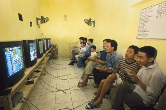  Người lớn và trẻ con đều háo hức chơi game trong một cửa tiệm - loại hình giải trí từ nước ngoài du nhập vào Sài Gòn những năm 90.