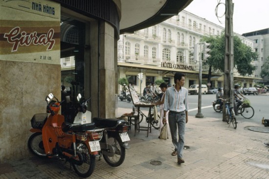  Tiệm cà phê Givral nổi tiếng nằm ở góc đường Đồng Khởi - Lê Lợi, đối diện Nhà hát TP HCM, năm 1990. Trong suốt giai đoạn chiến tranh, đây là địa điểm quen thuộc của giới ký giả trong và ngoài nước. Quán này ngày nay không còn nữa, nhường chỗ cho một trung tâm thương mại hiện đại. 
