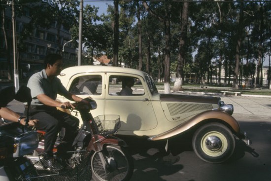  Đường phố đầu những năm 1990 chưa đông đúc như ngày nay, ôtô cổ và cũ kỹ rất phổ biến.